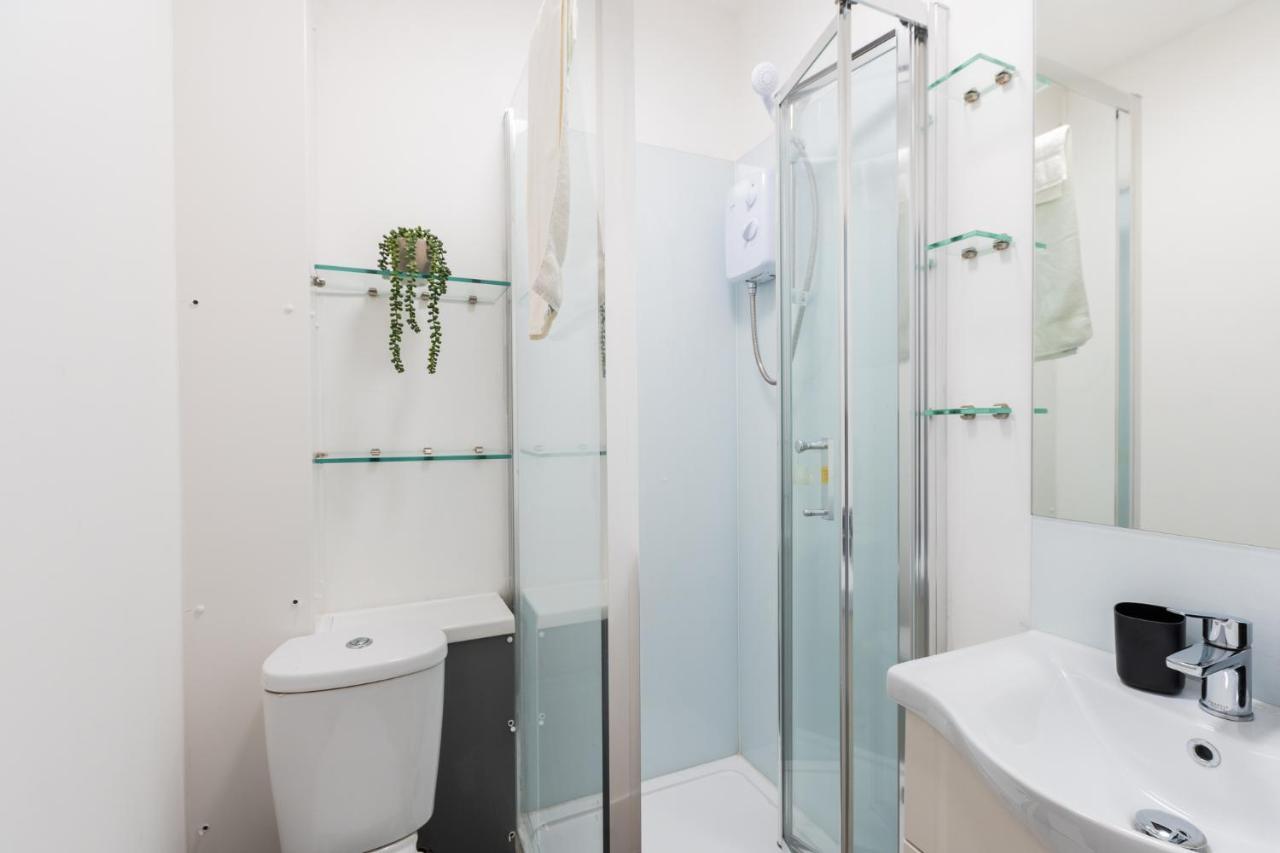 Large Studio Apartment 30 Mins To Oxford Street لندن المظهر الخارجي الصورة