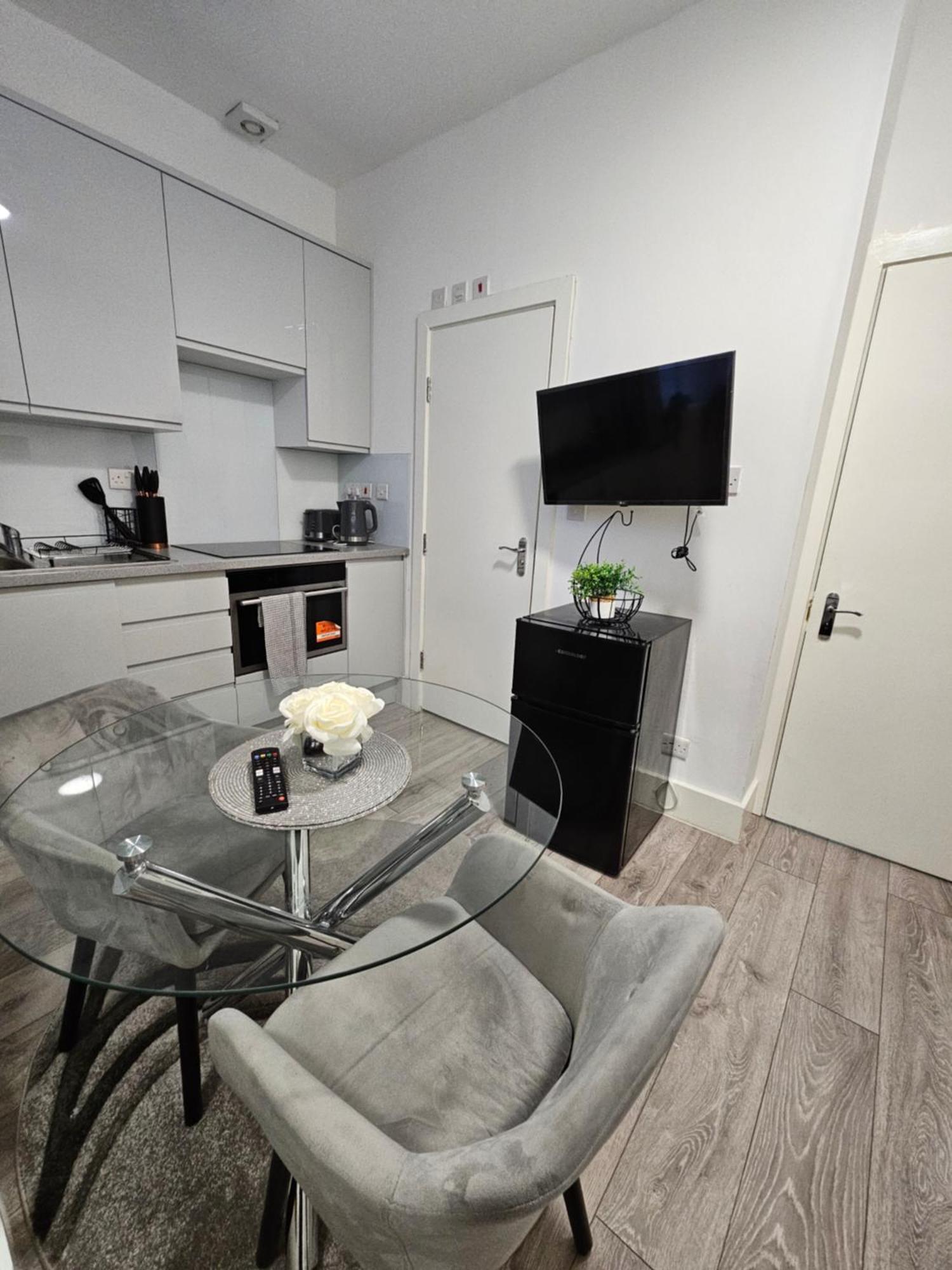 Large Studio Apartment 30 Mins To Oxford Street لندن المظهر الخارجي الصورة