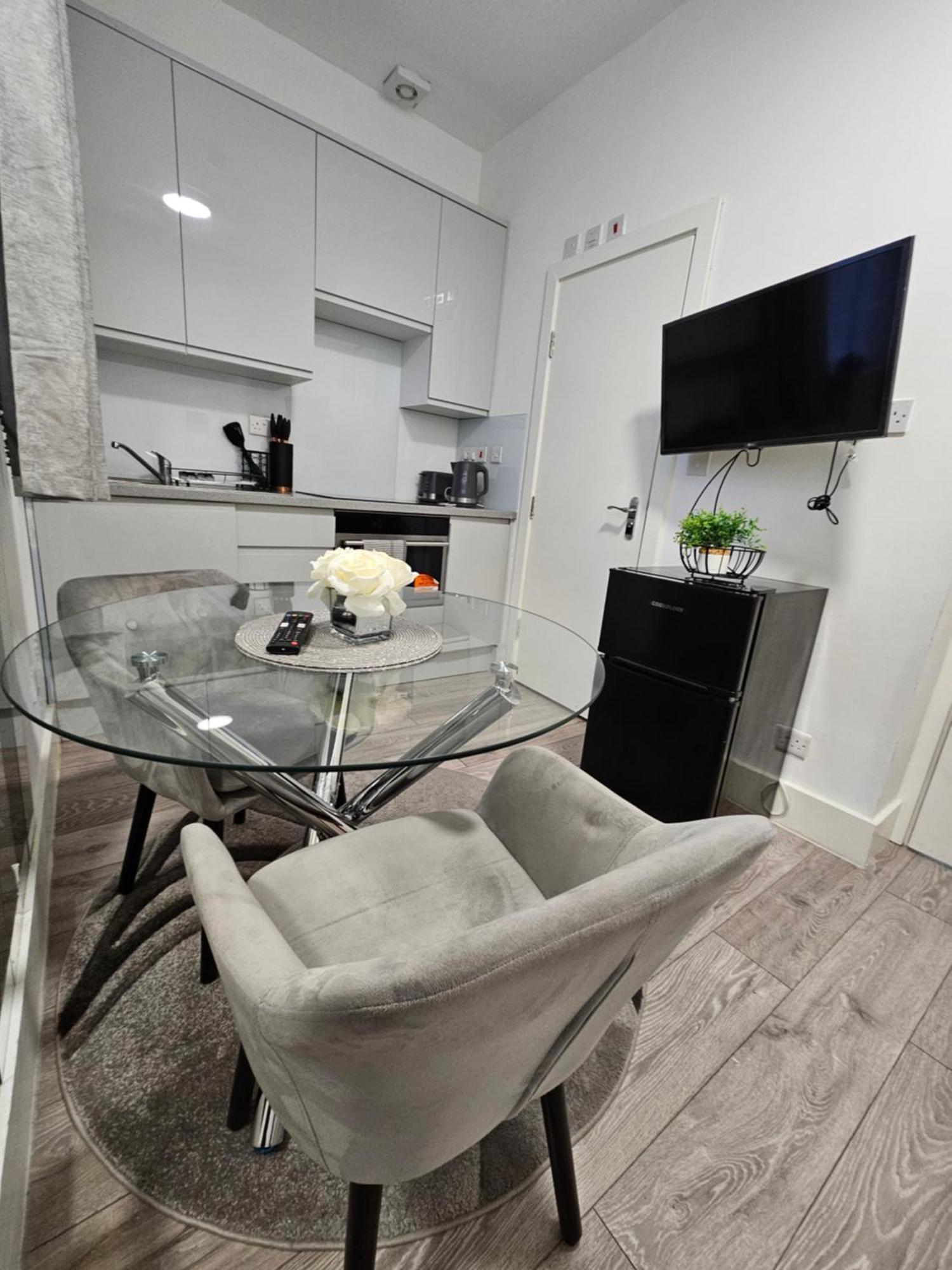 Large Studio Apartment 30 Mins To Oxford Street لندن المظهر الخارجي الصورة